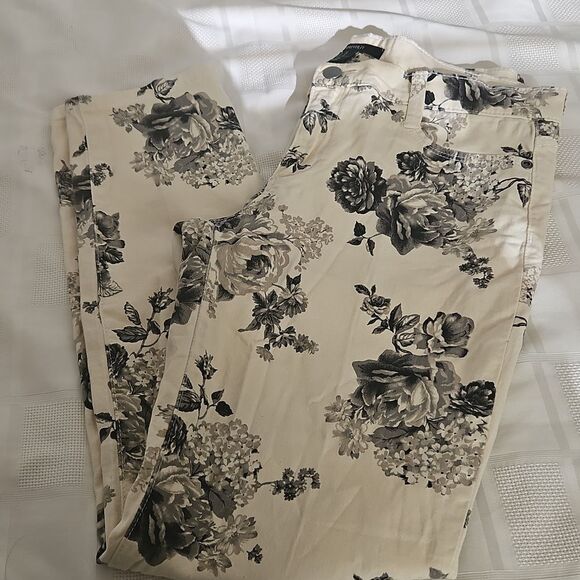 Floral Print Women's Jeans - Picture 13 of 16